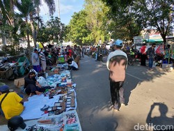 Pasar Klitikan Solo Tutup, Pedagang Nekat Jualan-Adang Satpol PP