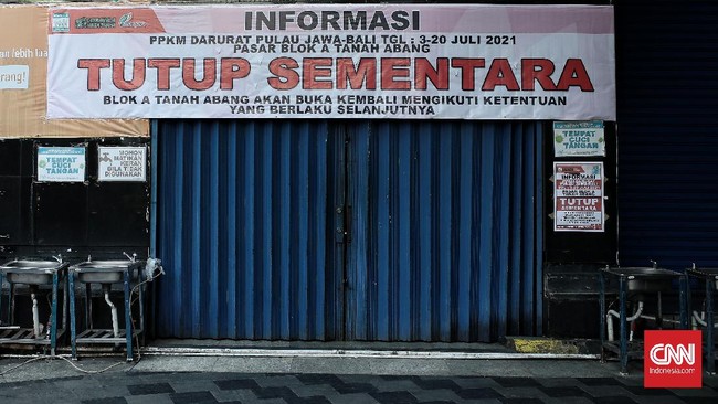 Tiga hari pertama pelaksanaan PPKM Darurat diwarnai pelanggaran baik yang dilakukan pejabat daerah hingga kantor-kantor nonesensial yang tetap meminta WFO.