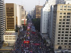 Video: Warga Brasil Demo dan Bakar Patung Trump Buntut Tarif 50%