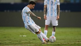 Messi Salip Rekor Gol Ronaldo, La Pulga Coba Kejar Pele