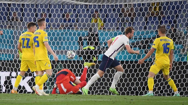 Harry Kane nyaris mencetak hattrick ke gawang Ukraina lewat tendangan voli spektakuler di perempat final Euro 2020 (Euro 2021).