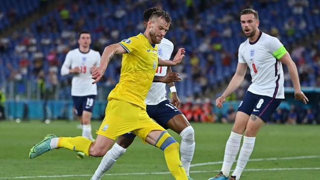 Kapten timnas Ukraina Andriy Yarmolenko melarang rekan setimnya Roman Yaremchuk untuk berjabat tangan dengan Harry Maguire di Euro 2020 (Euro 2021).
