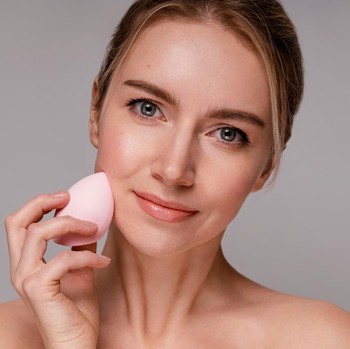 4 Ciri Spons Makeup yang Menjadi Sarang Bakteri, Jangan Lagi Dipakai!