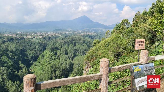 Kawasan Sesar Lembang bukan hanya menyimpan potensi bahaya tapi juga potensi wisata karena kemolekan yang menawan hati.