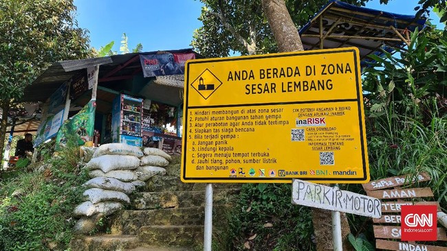 Sesar Lembang membentang dari Kecamatan Padalarang (Kab. Bandung Barat) di bagian barat hingga Kecamatan Cilengkrang (Kab. Bandung) di sebelah timur.
