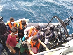 TNI AL Jemput Lima Nelayan yang Terdampar di Malaysia Akibat Kecelakaan