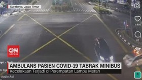 VIDEO: Ambulans Pembawa Pasien Covid Tabrak Mini Bus