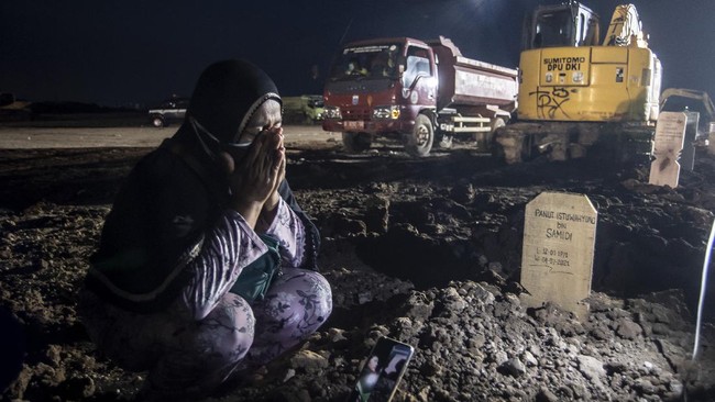 CNNIndonesia.com merangkum kejadian selama 24 jam terakhir yang berkaitan dengan Covid-19 di Indonesia, diantaranya pecah rekor angka kematian.
