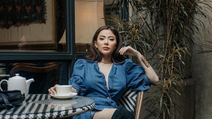 Gaya Cantik Ayu Aulia saat Ngopi di Kafe Mewah