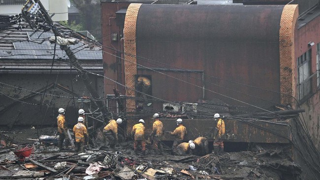 FOTO: Berjibaku Cari 80 Korban Hilang Longsor Jepang