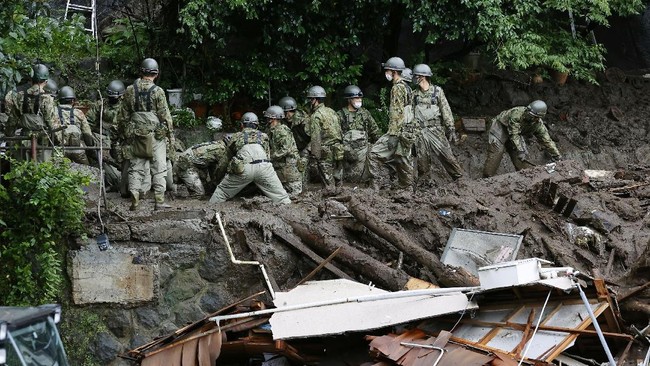 Sedikitnya tiga orang ditemukan tewas dan 80 orang lainnya hilang akibat longsor yang terjadi setelah hujan lebat mengguyur Kota Atami, Jepang.