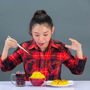 Berat Badan Berlebih Bisa Jadi Masalah, Simak 4 Kiat Memilih Makanan Diet Saat di Rumah Saja!