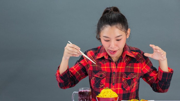 Berat Badan Berlebih Bisa Jadi Masalah, Simak 4 Kiat Memilih Makanan Diet Saat di Rumah Saja!