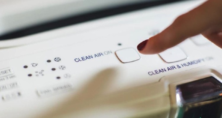 RUANG TAMU MINIMALIS SEHAT DI TENGAH PANDEMI Cara menata ruang tamu dalam rumah minimalis akan memengaruhi kenyamanan serta kesehatan Bunda. Baca tips menata ruang tamu di rumah minimalis agar lebih sehat.