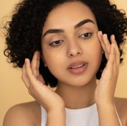 Cara Ampuh Mengatasi Kantung Mata dengan 4 Kandungan Skincare