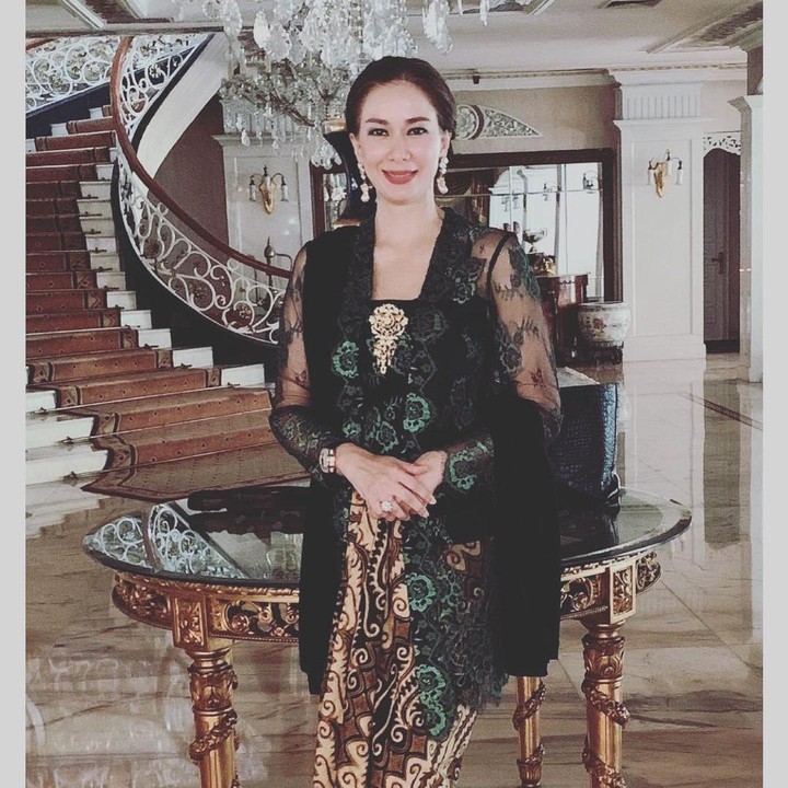 <p>Donna Latief tampak semakin anggun dengan padu padan busana tradisional. Seperti  ketika mengenakan kebaya dan rok batik. Rambutnya yang disanggul membuat Donna semakin elegan. (Foto: Instagram: @donna.latief)</p>