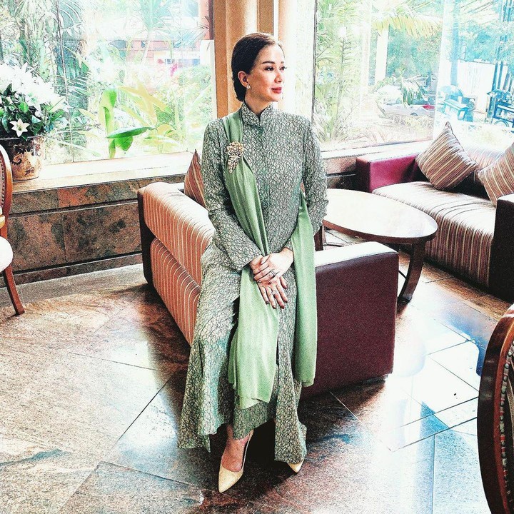 <p>Wanita yang menjadi mualaf ini juga selalu tampil santun lho. Ia terlihat anggun dalam balutan baju formal. (Foto: Instagram: @donna.latief)</p>