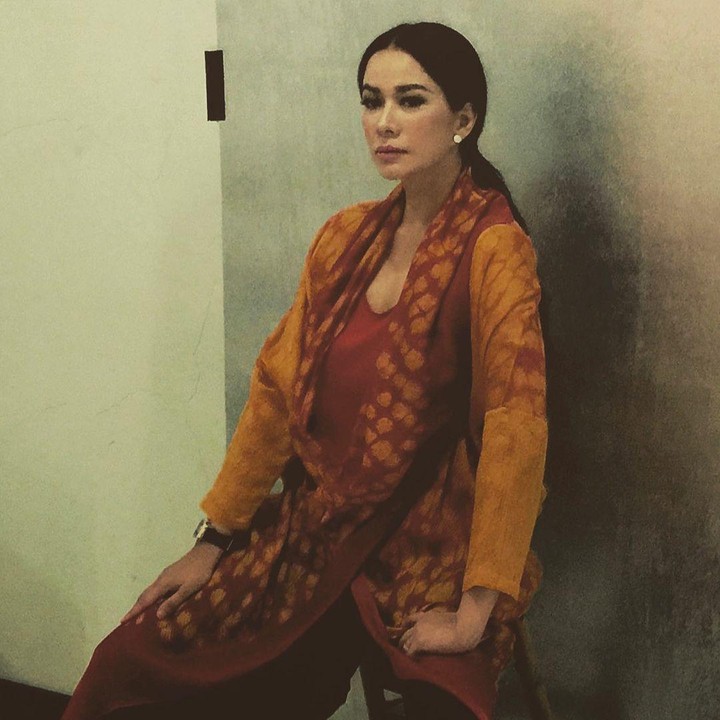 <p>Selain dikenal sebagai pembawa berita, Donna Latief juga sering melakukan <em>photoshoot</em>. Gayanya tak kalah kece dari model nih. (Foto: Instagram: @donna.latief)</p>