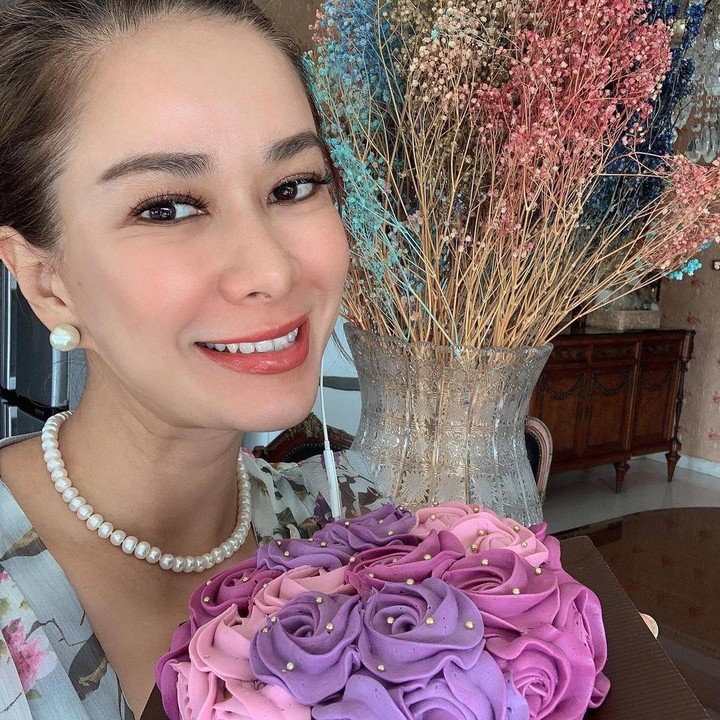 <p>Donna Latief selalu terlihat anggun di berbagai kesempatan. Ia memakai pulasan <em>make-up soft</em> yang membuatnya terlihat awet muda. Ditambah lagi dengan aksesori nan elegan dan <em>outfit</em> modis. (Foto: Instagram: @donna.latief)</p>
