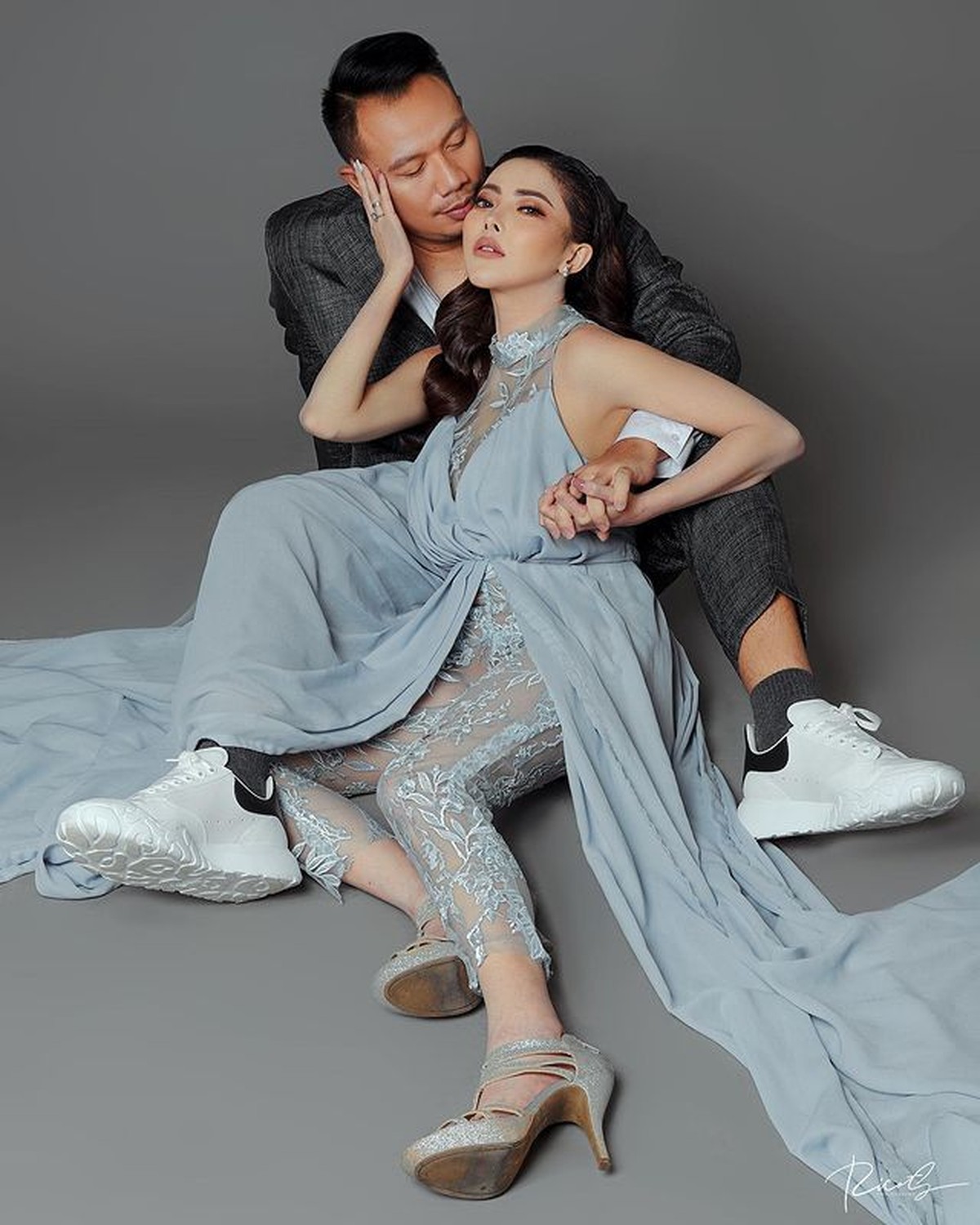Vicky Prasetyo dinyinyirin oleh netizen karena upload foto mesra bareng model seksi Ayu Aulia&period; Yuk kita lihat foto mesra mereka&excl;