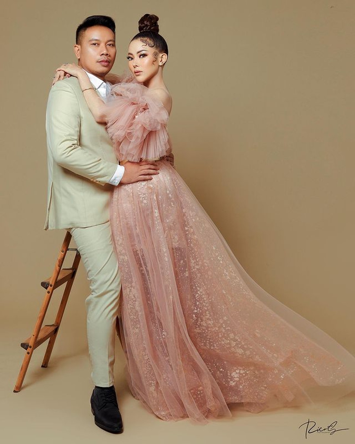 Vicky Prasetyo dinyinyirin oleh netizen karena upload foto mesra bareng model seksi Ayu Aulia&period; Yuk kita lihat foto mesra mereka&excl;