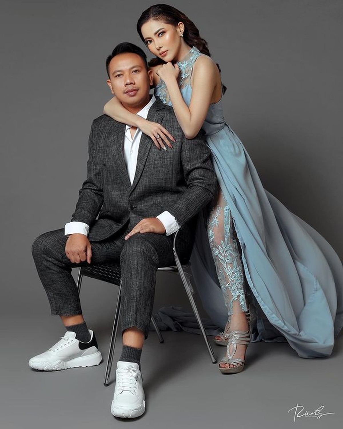 Vicky Prasetyo dinyinyirin oleh netizen karena upload foto mesra bareng model seksi Ayu Aulia&period; Yuk kita lihat foto mesra mereka&excl;