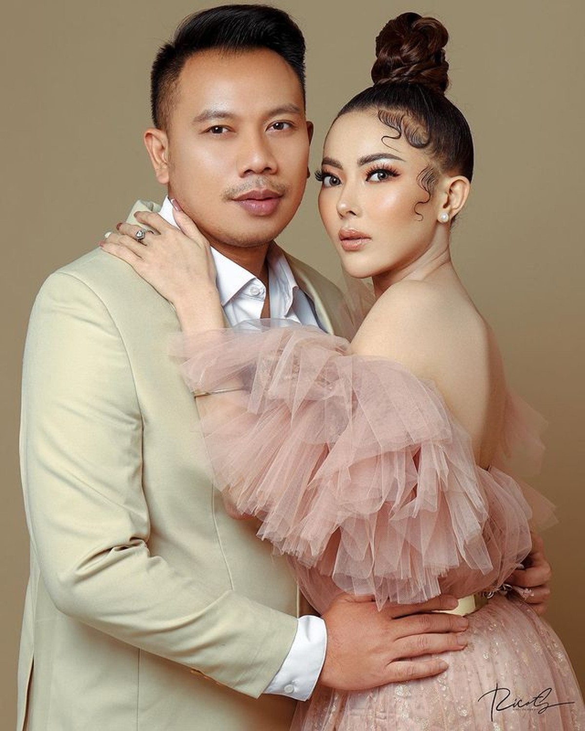 Vicky Prasetyo dinyinyirin oleh netizen karena upload foto mesra bareng model seksi Ayu Aulia&period; Yuk kita lihat foto mesra mereka&excl;