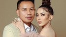 Vicky Prasetyo dinyinyirin oleh netizen karena upload foto mesra bareng model seksi Ayu Aulia&period; Yuk kita lihat foto mesra mereka&excl;