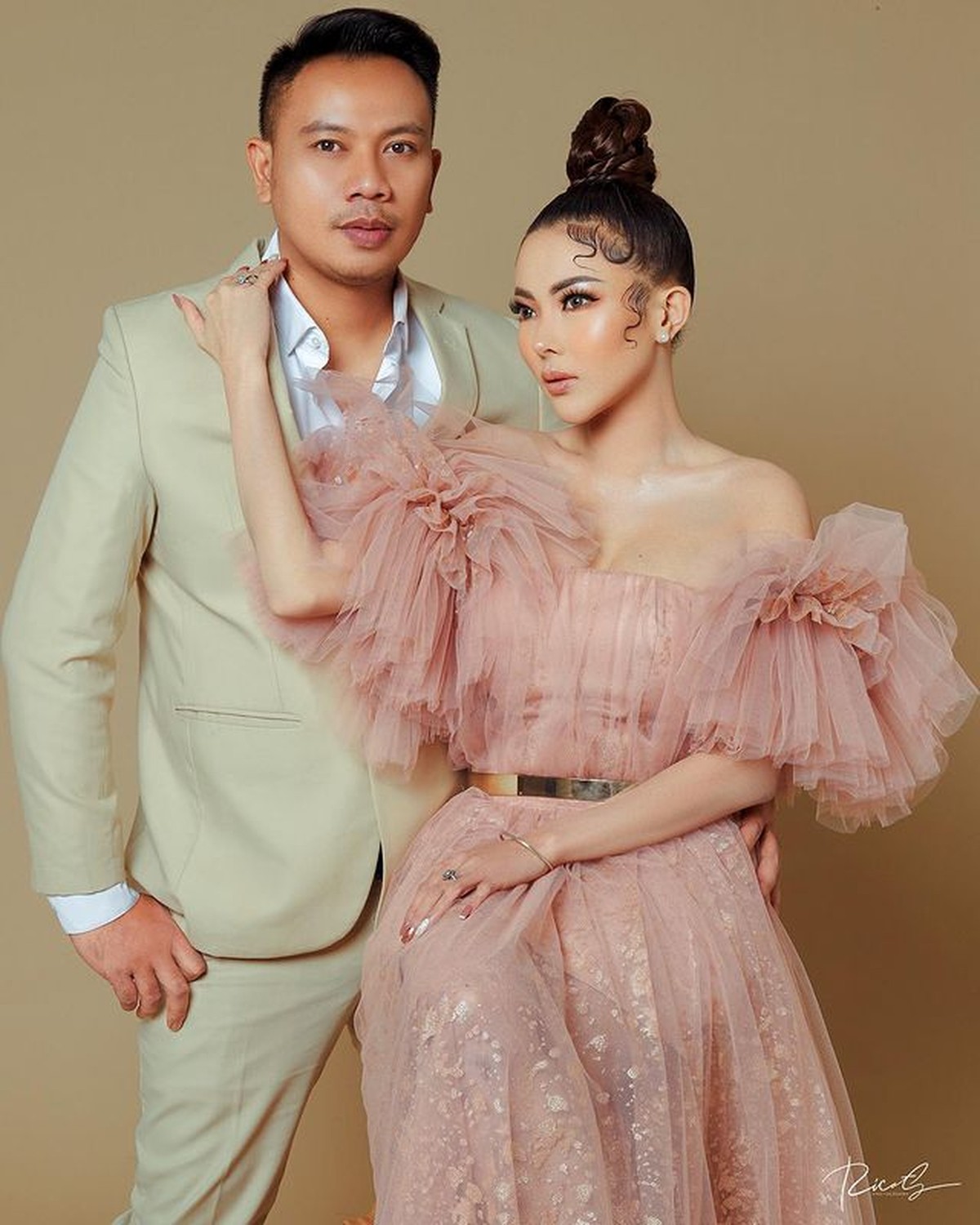 Vicky Prasetyo dinyinyirin oleh netizen karena upload foto mesra bareng model seksi Ayu Aulia&period; Yuk kita lihat foto mesra mereka&excl;
