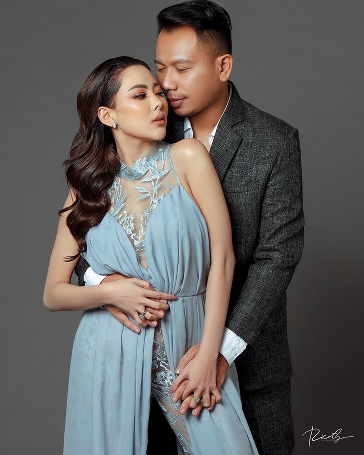 Vicky Prasetyo dinyinyirin oleh netizen karena upload foto mesra bareng model seksi Ayu Aulia&period; Yuk kita lihat foto mesra mereka&excl;
