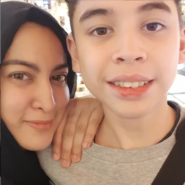 <p>Muhammad Zarno, anak semata wayang almarhum Jane Shalimar belum lama menjadi sorotan pasca kepergian ibunda. Zarno rupanya juga menghafal Al-Qur'an sejak kecil, Bunda. Saat lulus SD, Zarno memiliki piagam penghargaan hafalan 1 juz Al-Qur'an. Tak hanya jadi hafidz, Zarno juga hafal hadits lho.</p>