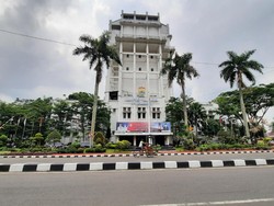 Info Lur! Jalan Berlubang-Pohon Tumbang di Palembang Bisa Lapor Sekda