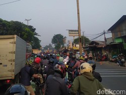 Suara Protes Pekerja Terjebak Macet Akibat PPKM Darurat: Lockdown Sekalian!