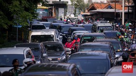 Warga Lenteng Tutup Portal, Cegat Pengendara di Jalur Tikus