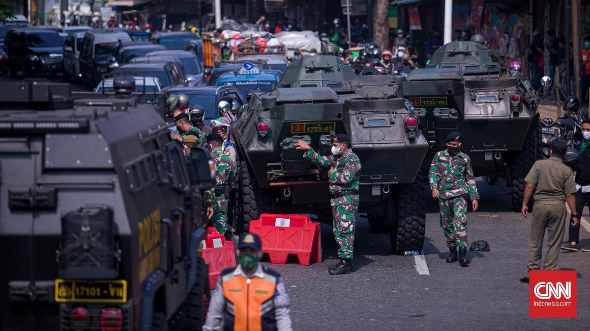 FOTO: Panser, Macet dan Riuh Penyekatan PPKM di Lenteng Agung