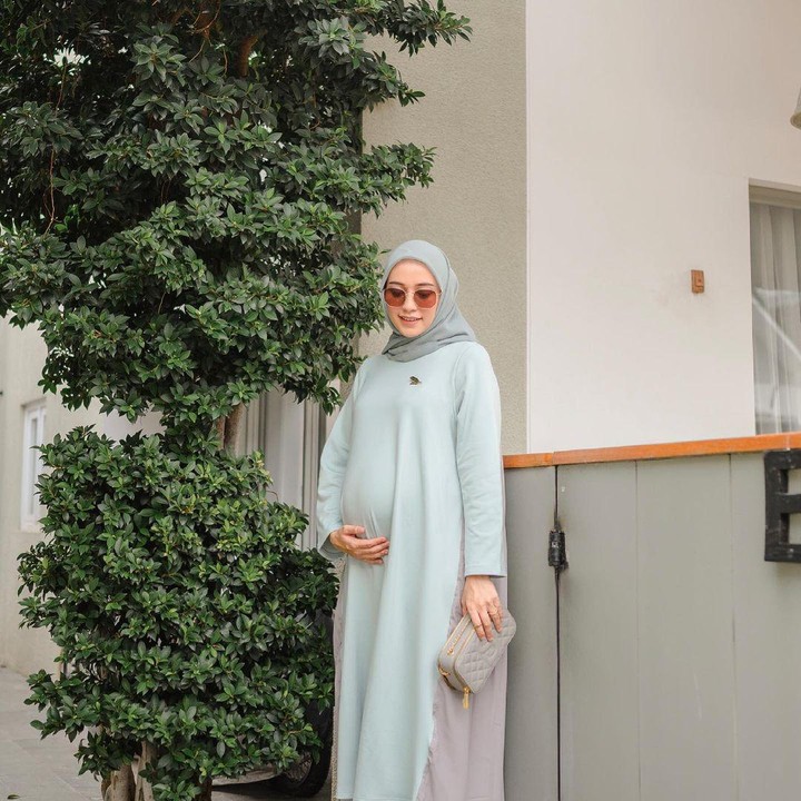 <p>Meski tengah hamil besar, pesona Mega Iskanti tidak pernah luntur nih. Aura mother glow justru semakin terpancar dari hijab influencer itu. Mega tetap modis dengan padu padan busana hijab. (Foto: Instagram: @megaiskanti)</p>