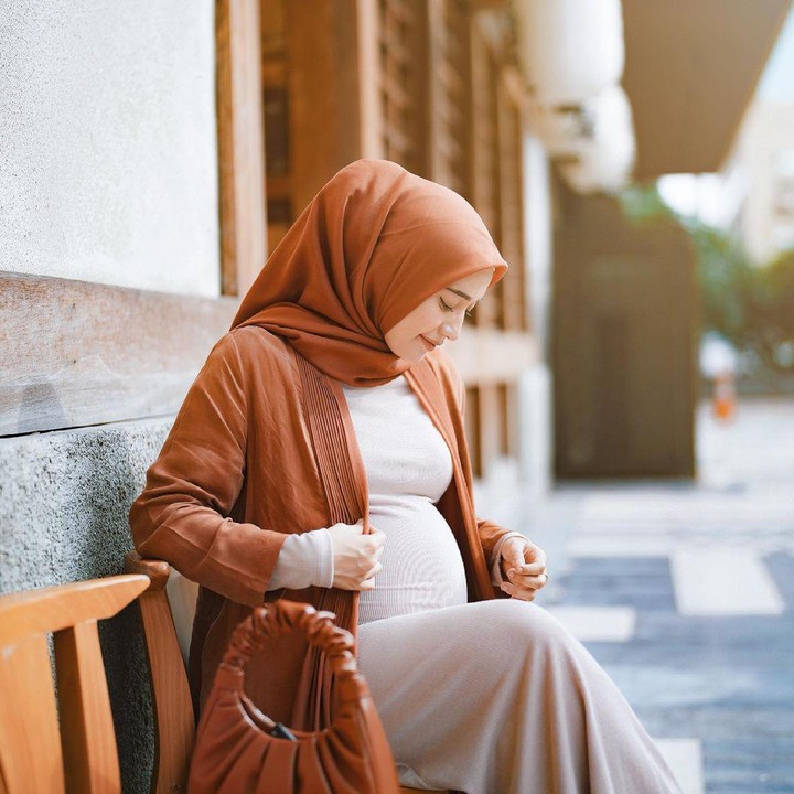 <p>Usia kandungan yang semakin dekat dengan tanggal melahirkan membuat tubuh selebgram cantik ini tampak bebeda. <em>Baby bump</em> di perutnya semakin membesar, Bunda. (Foto: Instagram: @megaiskanti)</p>