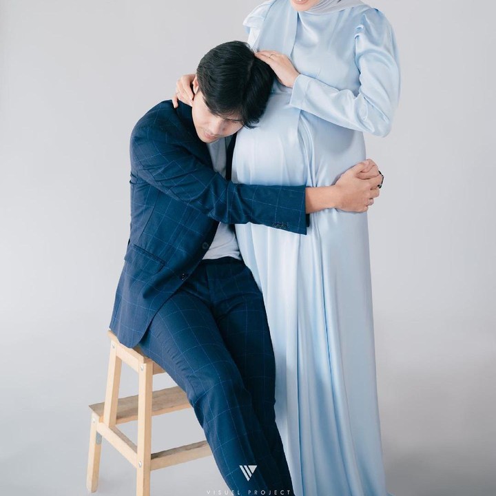<p>Mega Iskanti dan Najauta tak segan menampilkan kemesraan mereka. Tengok saja potret romantis mereka saat Najauta memeuk Mega Iskanti di sesi pemotretan. (Foto: Instagram: @megaiskanti)</p>