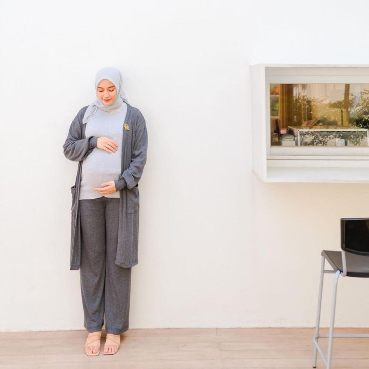 <p>Ketika hamil besar, Mega Iskanti mengaku lebih selektif memilih pakaian. Hijaber cantik itu lebih banyak mengenakan celana dan padu padan busana santai. (Foto: Instagram: @megaiskanti)</p>