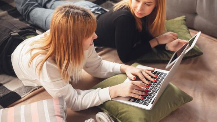 Waspada! Terlalu Lama Bermain Gadget Bisa Membahayakan Kulit Wajahmu