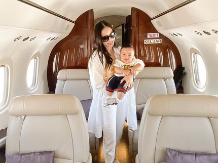 7 Potret Momo Eks Geisha Liburan Naik Private Jet, Dikritik Sampai Klarifikasi