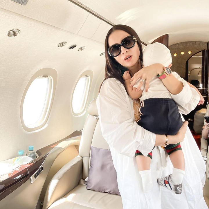 <p>Tak tanggung-tanggung, ibu dua anak ini liburan naik private jet lho. (Foto: Instagram @therealmomogeisha)</p>