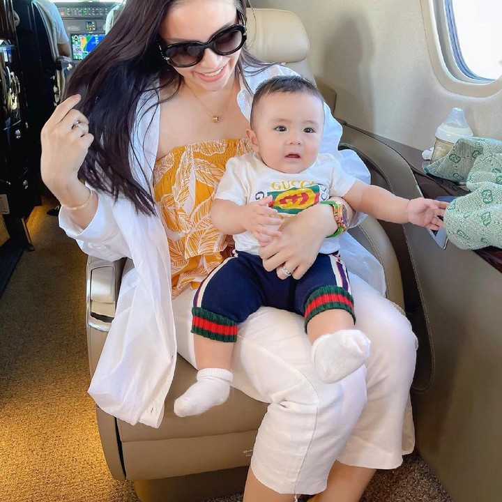<p>Ini menjadi momen liburan pertama Momo bersama keluarag setelah melahirkan anak keduanya, Aberico Mikael Samudra, pada akhir tahun lalu. Ini juga menjadi kali pertama wanita 35 tahun itu naik pesawat di masa pandemi. (Foto: Instagram @therealmomogeisha)</p>
