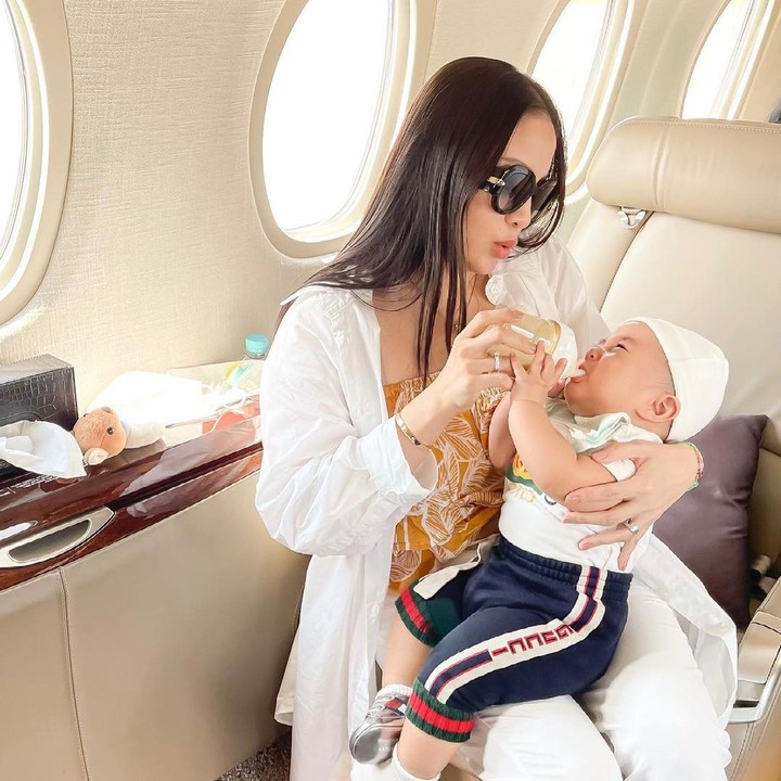<p>Tak hanya itu, gaya hidup mewahnya yang disebut sultan juga sempat mendapatkan komentar kurang baik dari netizen. Sehingga kemudian ia memberikan keterangn bahwa liburan dilakukan sebelum aturan PPKM darurat diberlakukan. Hanya saja, ia baru mengungah foto-foto tersebut. (Foto: Instagram @therealmomogeisha)</p>