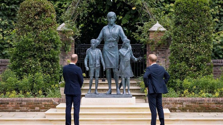 Peresmian Patung Putri Diana dihadiri Pangeran William dan Pangeran Harry