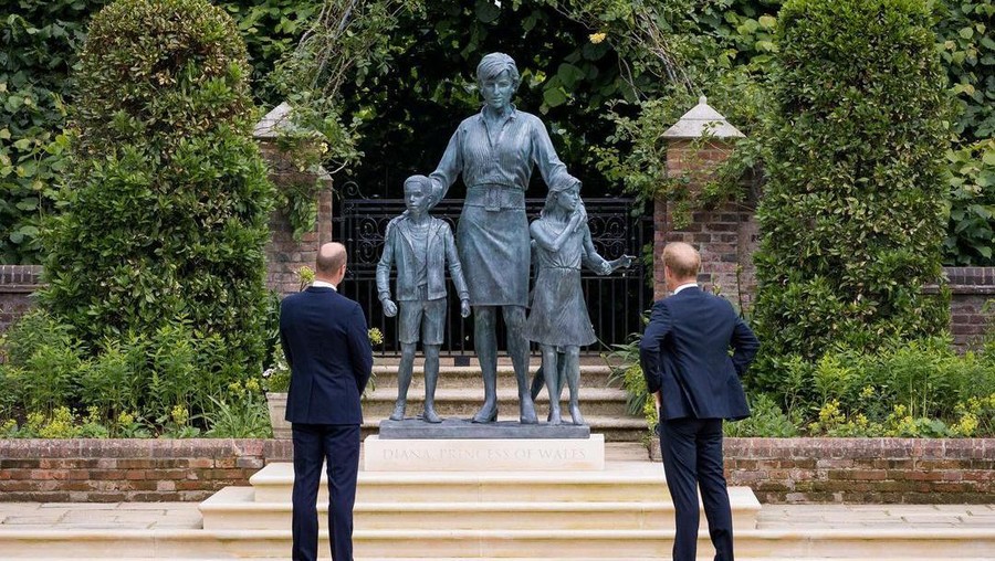 Peresmian Patung Putri Diana dihadiri Pangeran William dan Pangeran Harry