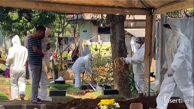 Pemakaman Jane Shalimar yang Memilukan Kepergian Jane Shalimar sangat menyisakan kesedihan mendalam bagi putranya. Yuk intip proses pemakaman Jane Shalimar yang memilukan!