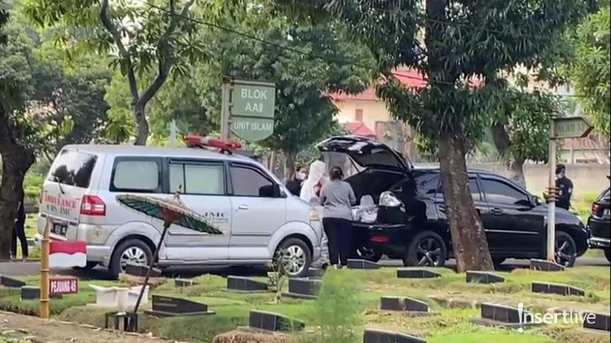 Kepergian Jane Shalimar sangat menyisakan kesedihan mendalam bagi putranya&period; Yuk intip proses pemakaman Jane Shalimar yang memilukan&excl;