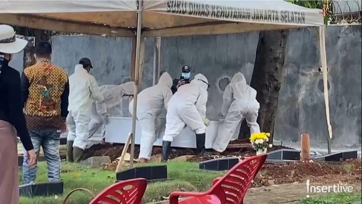 Kepergian Jane Shalimar sangat menyisakan kesedihan mendalam bagi putranya&period; Yuk intip proses pemakaman Jane Shalimar yang memilukan&excl;