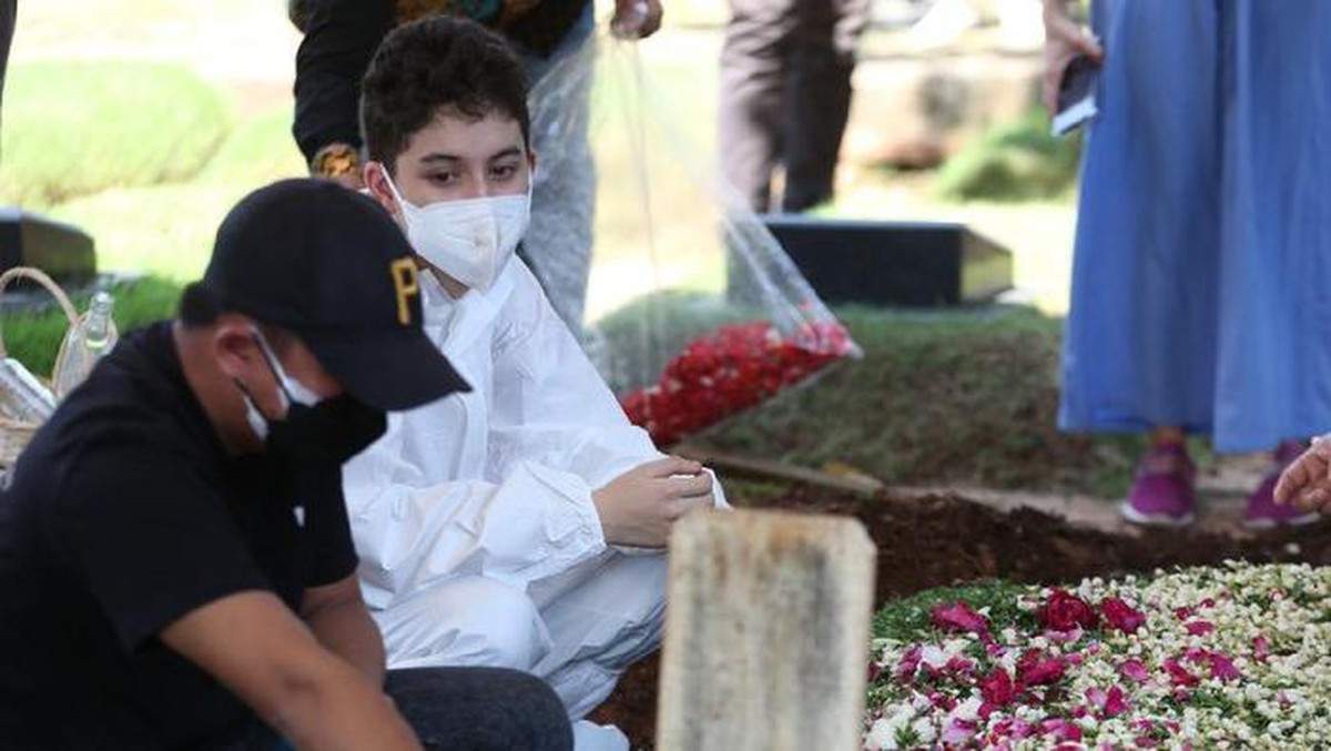 Kepergian Jane Shalimar sangat menyisakan kesedihan mendalam bagi putranya&period; Yuk intip proses pemakaman Jane Shalimar yang memilukan&excl;